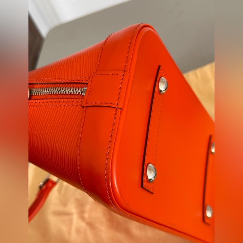 Louis Vuitton Alma handbag in Piment Epi leather PM with silver-tone hardware. - Picture 8 of 16
